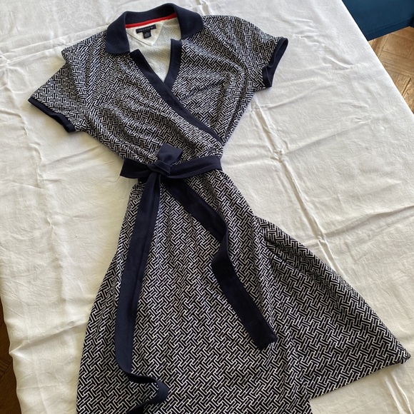 Tommy Hilfiger tie wrap dress. Logo pattern, with belt tie waist. Size Medium. - Picture 2 of 8